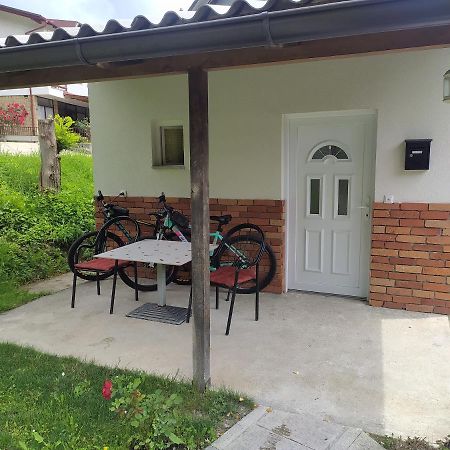 Lenilenii Bungalow Jajce Luaran gambar