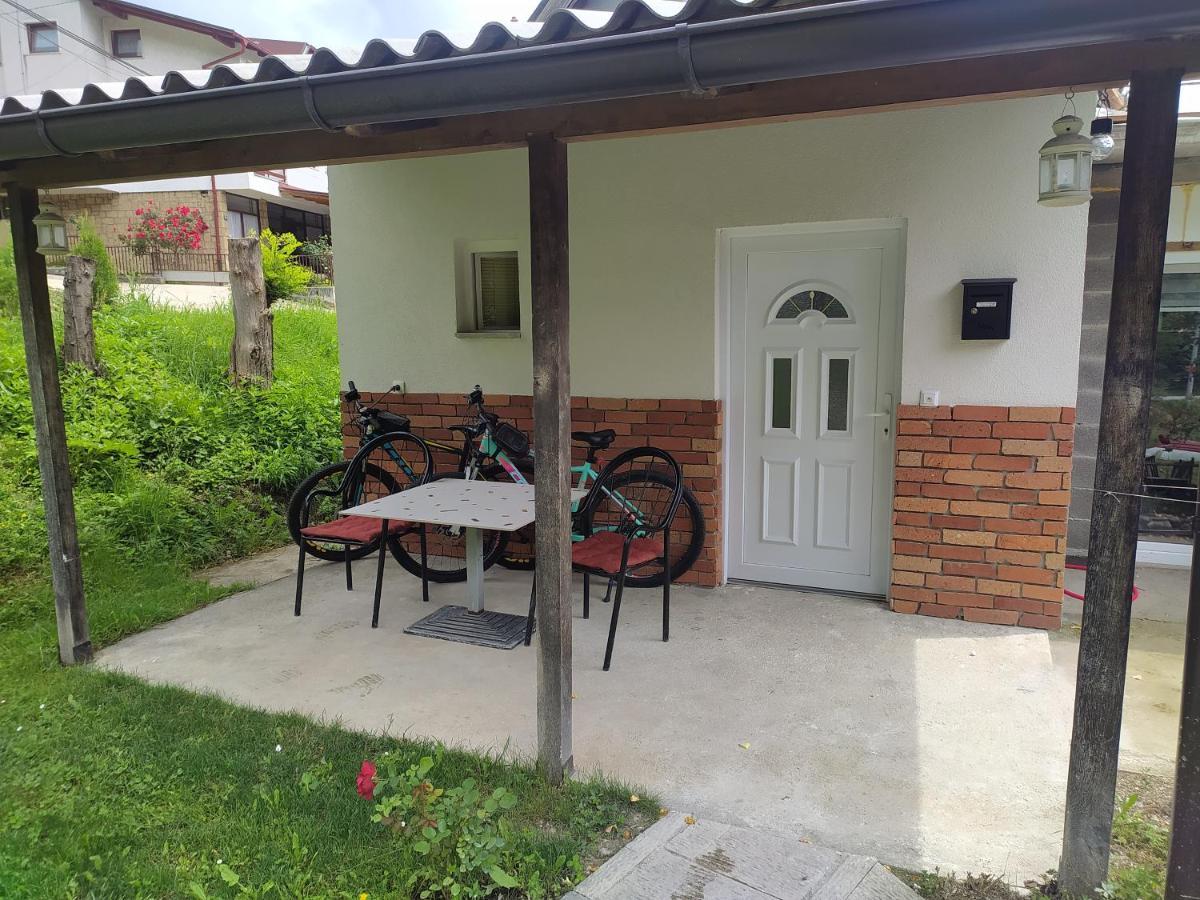 Lenilenii Bungalow Jajce Luaran gambar